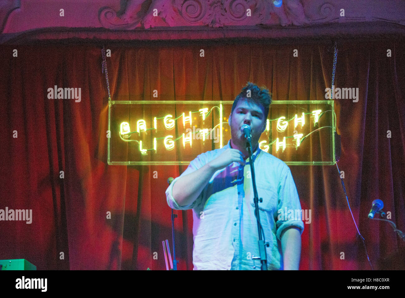 Chad Valley (aka Hugo Manuel) performing live a sostegno di una luce brillante luce di Bush Hall di Londra. Data della foto: nov. Foto Stock