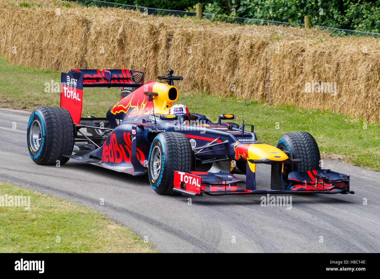 2012 Red Bull-Renault RB8 con autista Pierre Gasly al 2016 Goodwood Festival of Speed, Sussex, Regno Unito Foto Stock