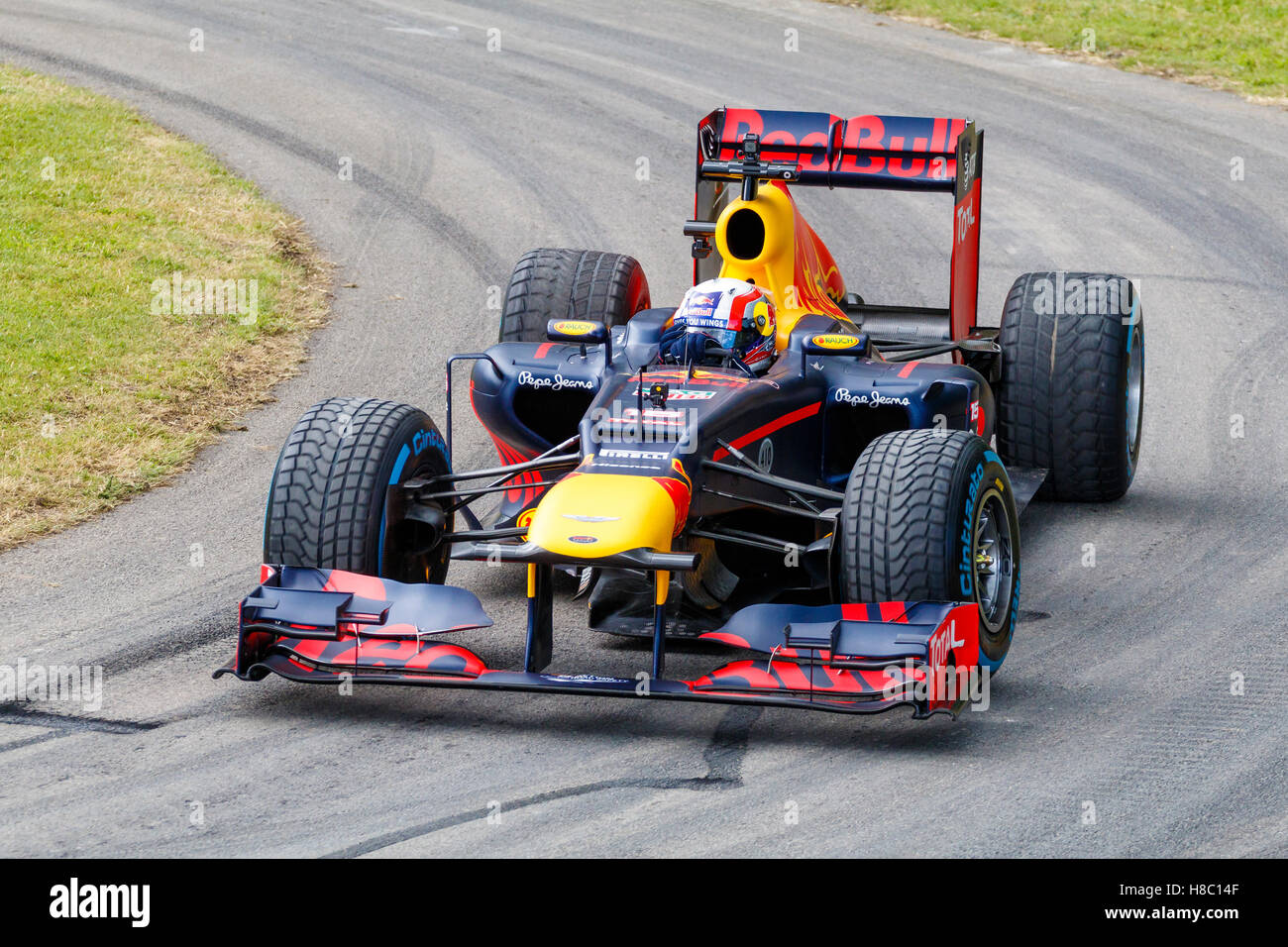 2012 Red Bull-Renault RB8 con autista Pierre Gasly al 2016 Goodwood Festival of Speed, Sussex, Regno Unito Foto Stock