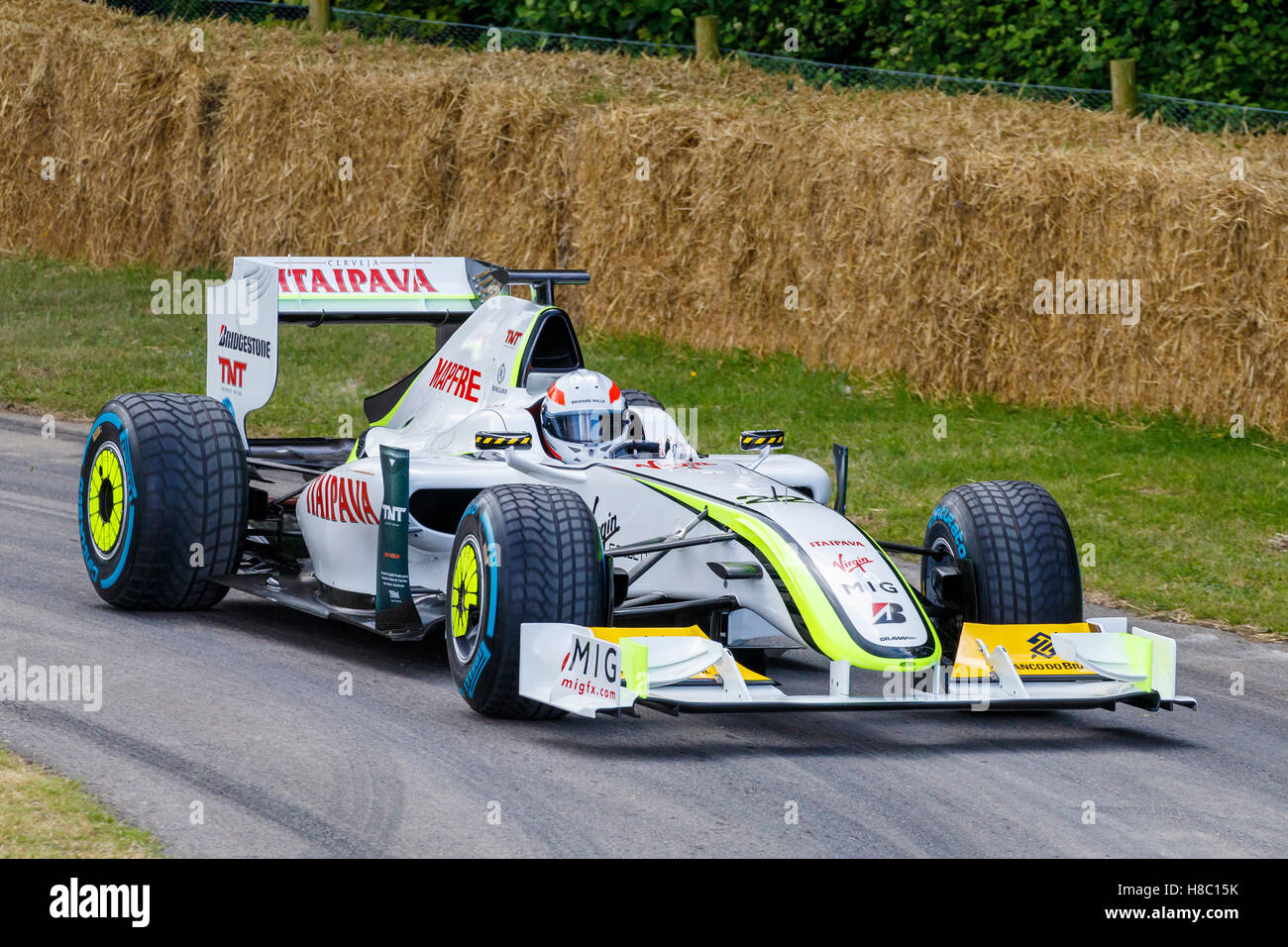 2009 Brawn-Mercedes BGP 001 con pilota Martin Brundle al 2016 Goodwood Festival of Speed, Sussex, Regno Unito Foto Stock