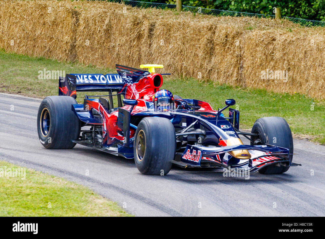 2012 Red Bull-Renault RB8 con autista Pierre Gasly al 2016 Goodwood Festival of Speed, Sussex, Regno Unito Foto Stock