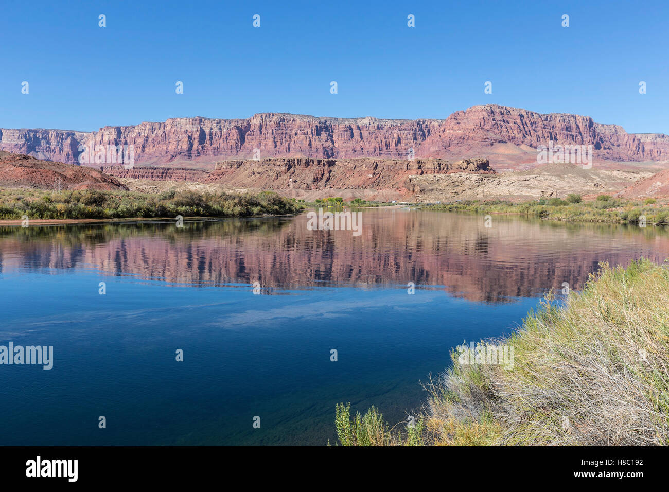 Il fiume Colorado e montagne di arenaria vicino a Lees Ferry in Northern Arizona. Foto Stock