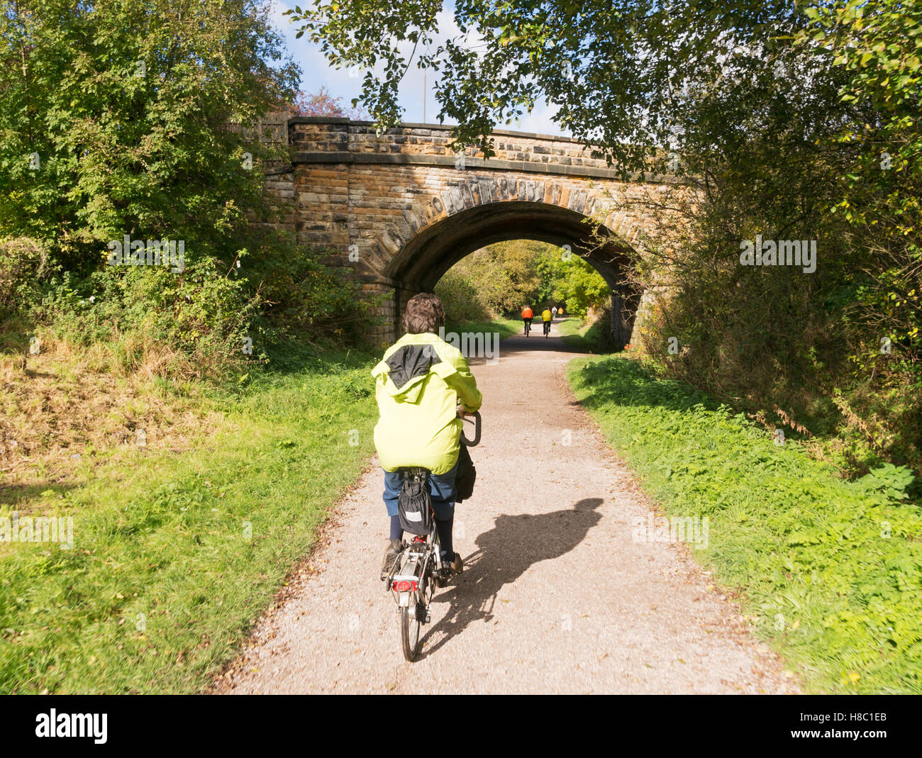 I ciclisti sulla Monsal Trail Derbyshire, England, Regno Unito Foto Stock
