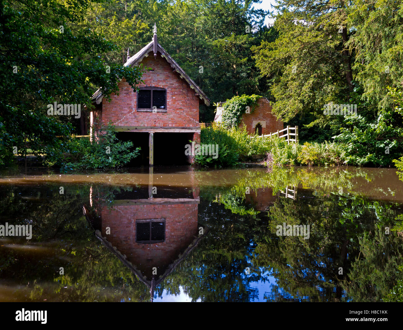 Boat House e stagno in motivi di: Elvaston Country Park vicino a Derby Derbyshire England Regno Unito Foto Stock