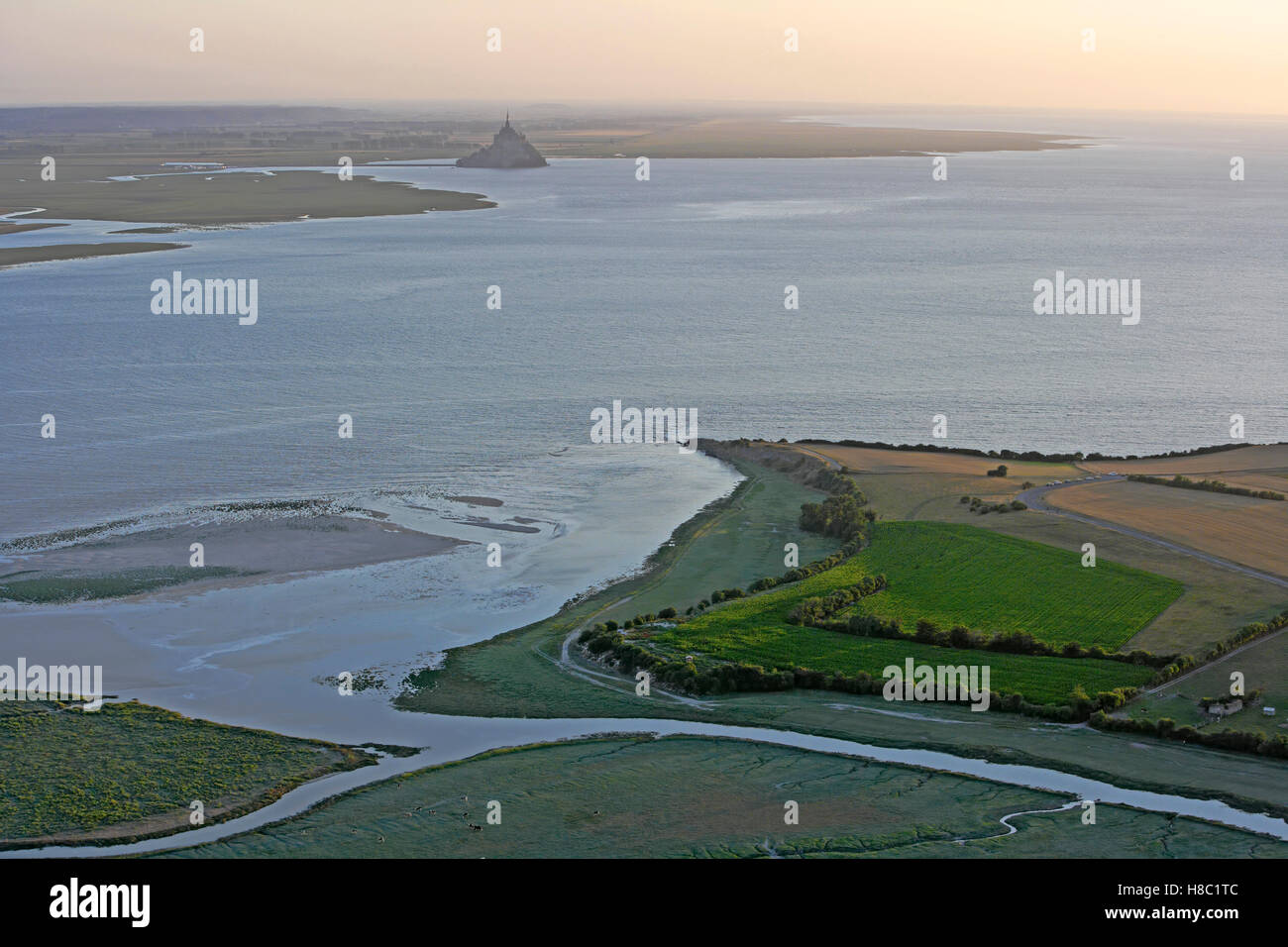 Mont Saint Michel (Saint Michael Mount), Normandia, a nord-ovest della Francia): Vista aerea della baia durante una marea di primavera con il Grouin du sud promontorio in fondo a destra. Foto Stock