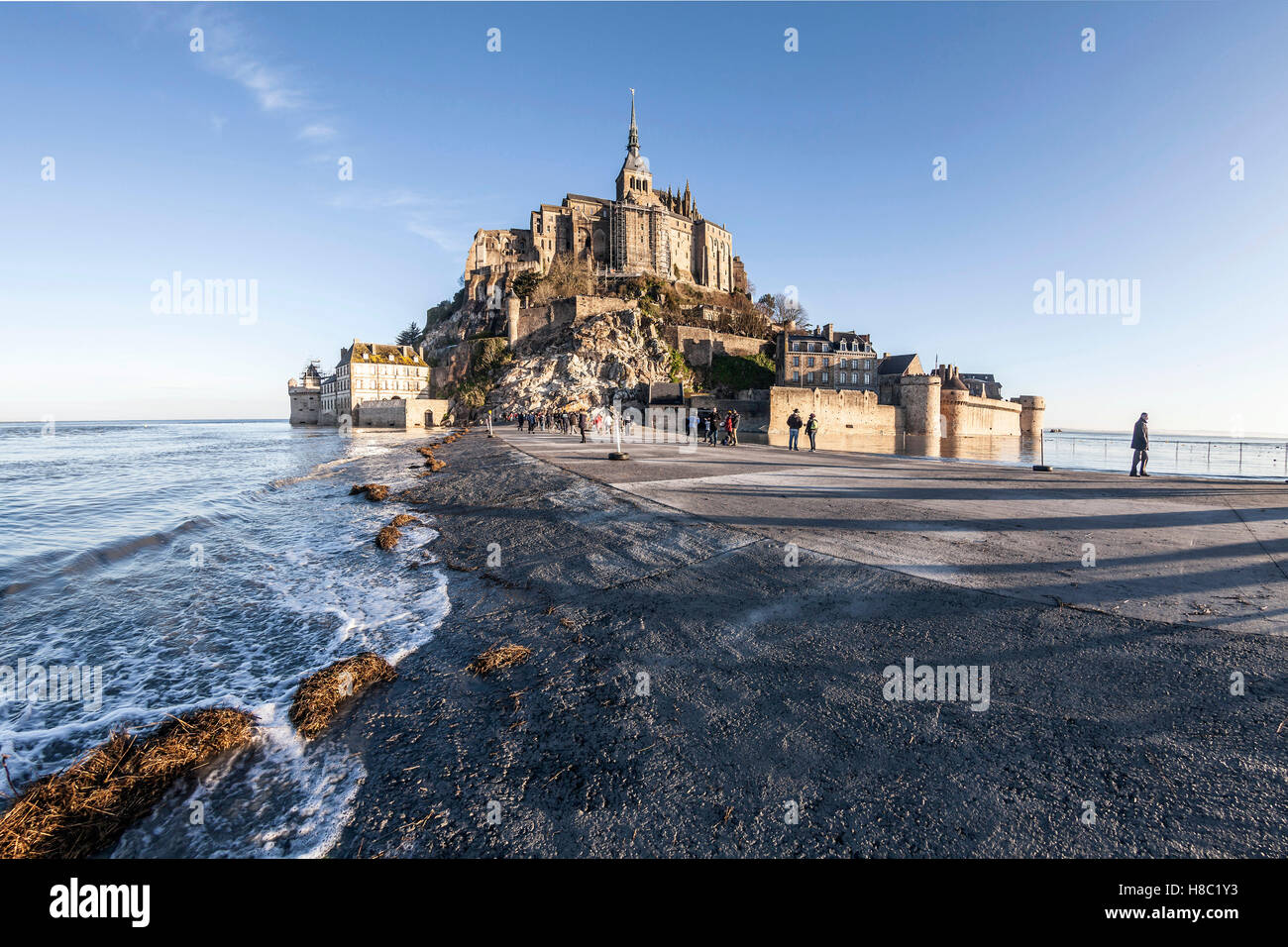 Mont Saint Michel (Saint Michael Mount), Normandia, a nord-ovest della Francia): spring tide di febbraio (2015/02/22). Foto Stock