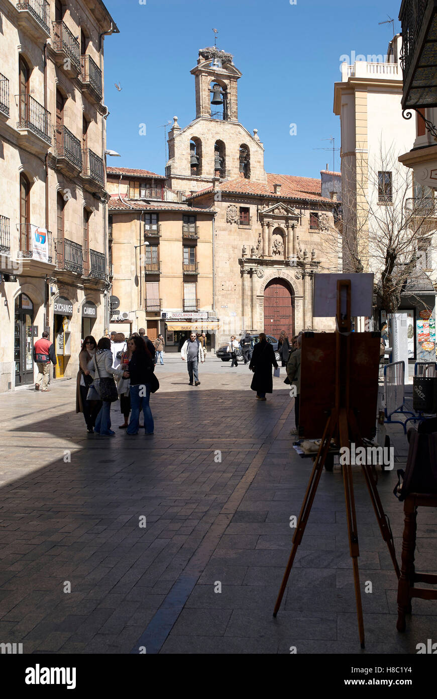 Salamanca (Spagna): scene di strada e la chiesa di St Martin. Foto Stock