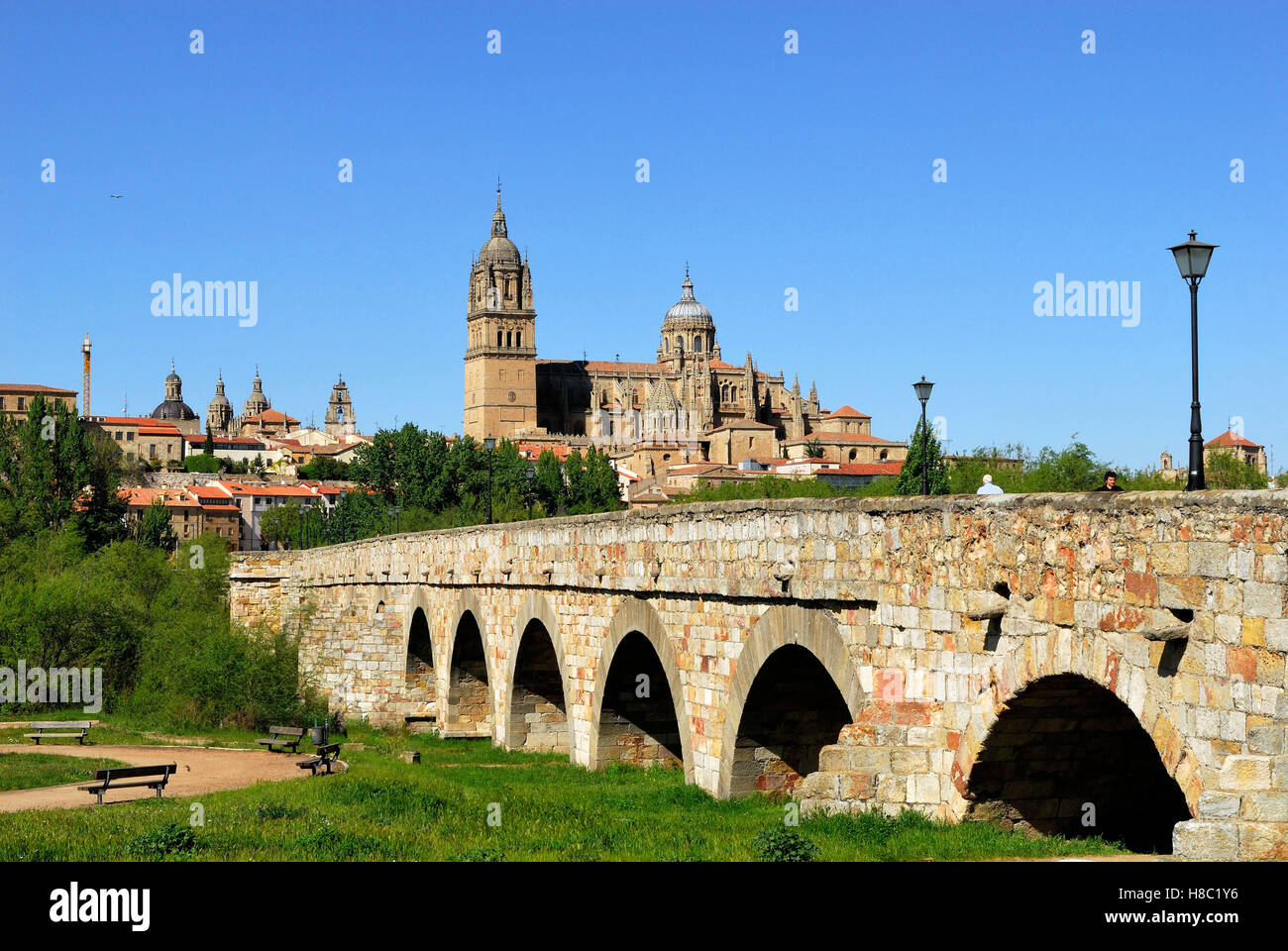 Salamanca (Spagna): ponte romano stretching attraverso il fiume Tormes. Foto Stock