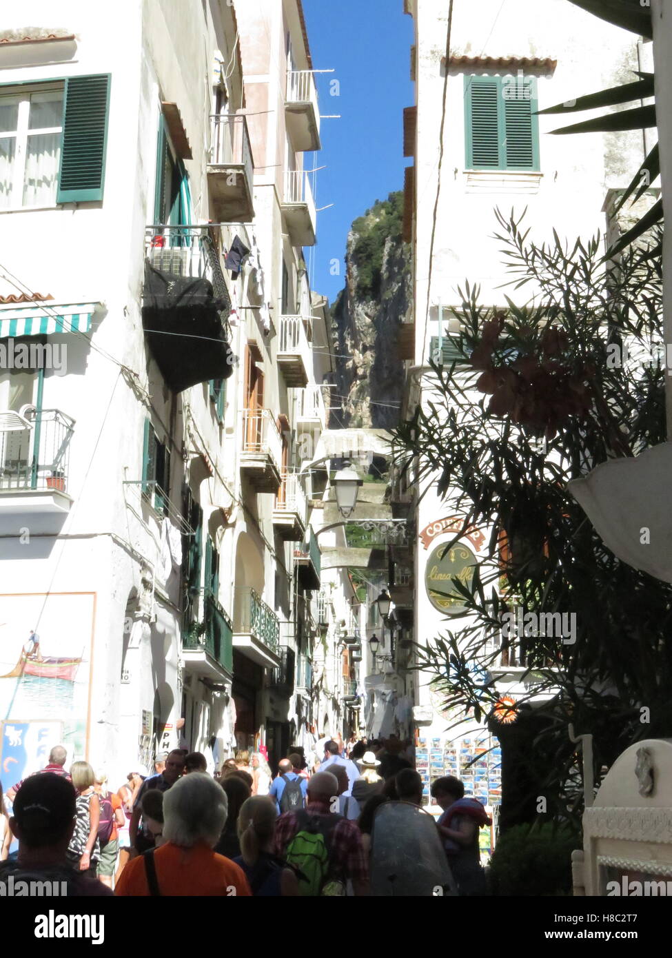 I turisti nella strada principale di Amalfi Foto Stock