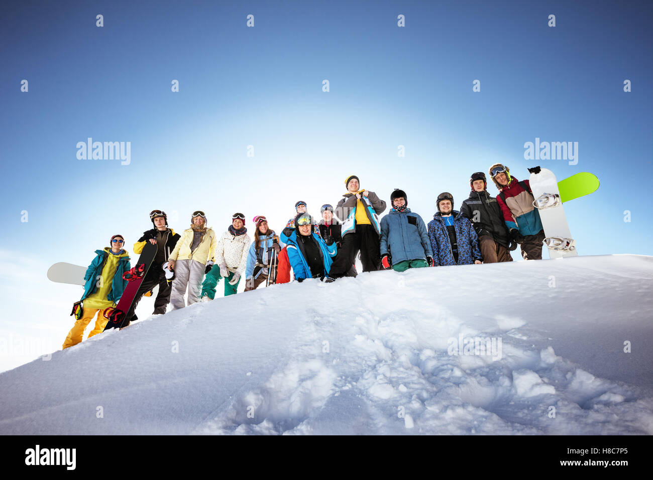 Gruppo di sciatori e snowboarder Foto Stock