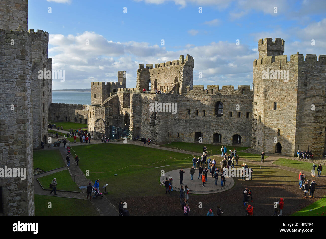 Le persone che visitano la finestra piangendo a Caernarfon Castle per ricordare i 100 anni della prima guerra mondiale. Foto Stock