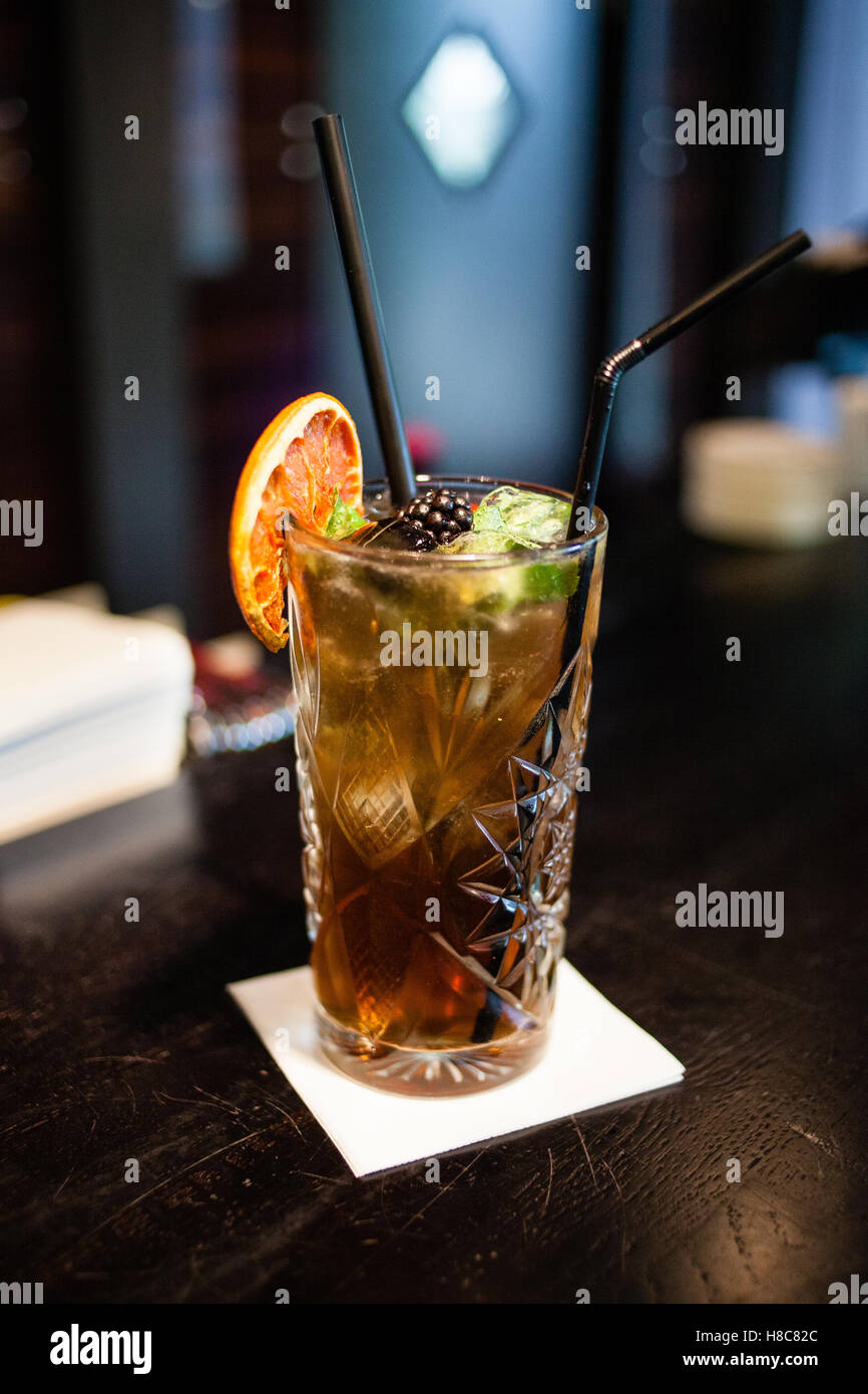 Cocktail con paglia nero in un bar. Foto Stock