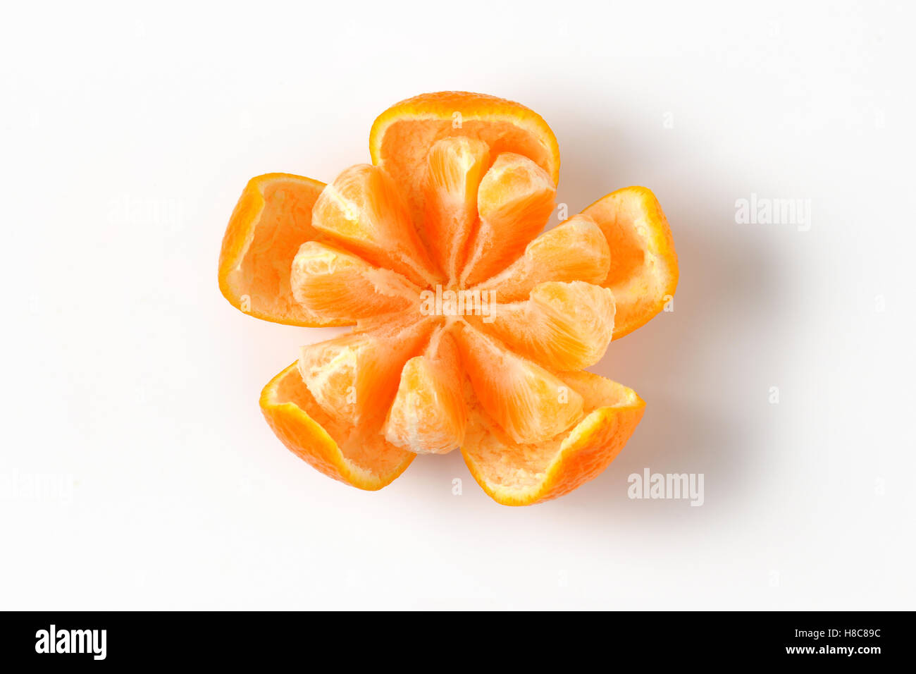 Sbucciate mature tangerine su sfondo bianco Foto Stock