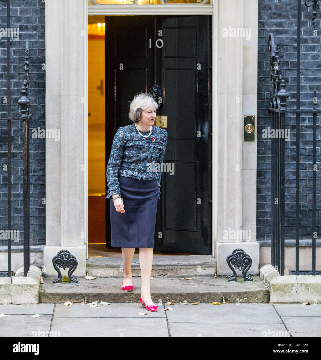 Il primo ministro,Theresa Maggio,foglie 10 Downing street,sul suo modo al Primo Ministro di domande alla House of Commons Foto Stock