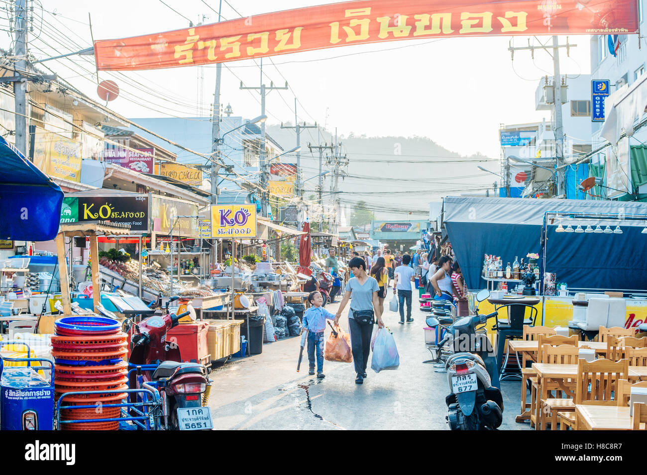 Persone passeggiata al mercato notturno di Hua Hin, Thailandia Foto Stock