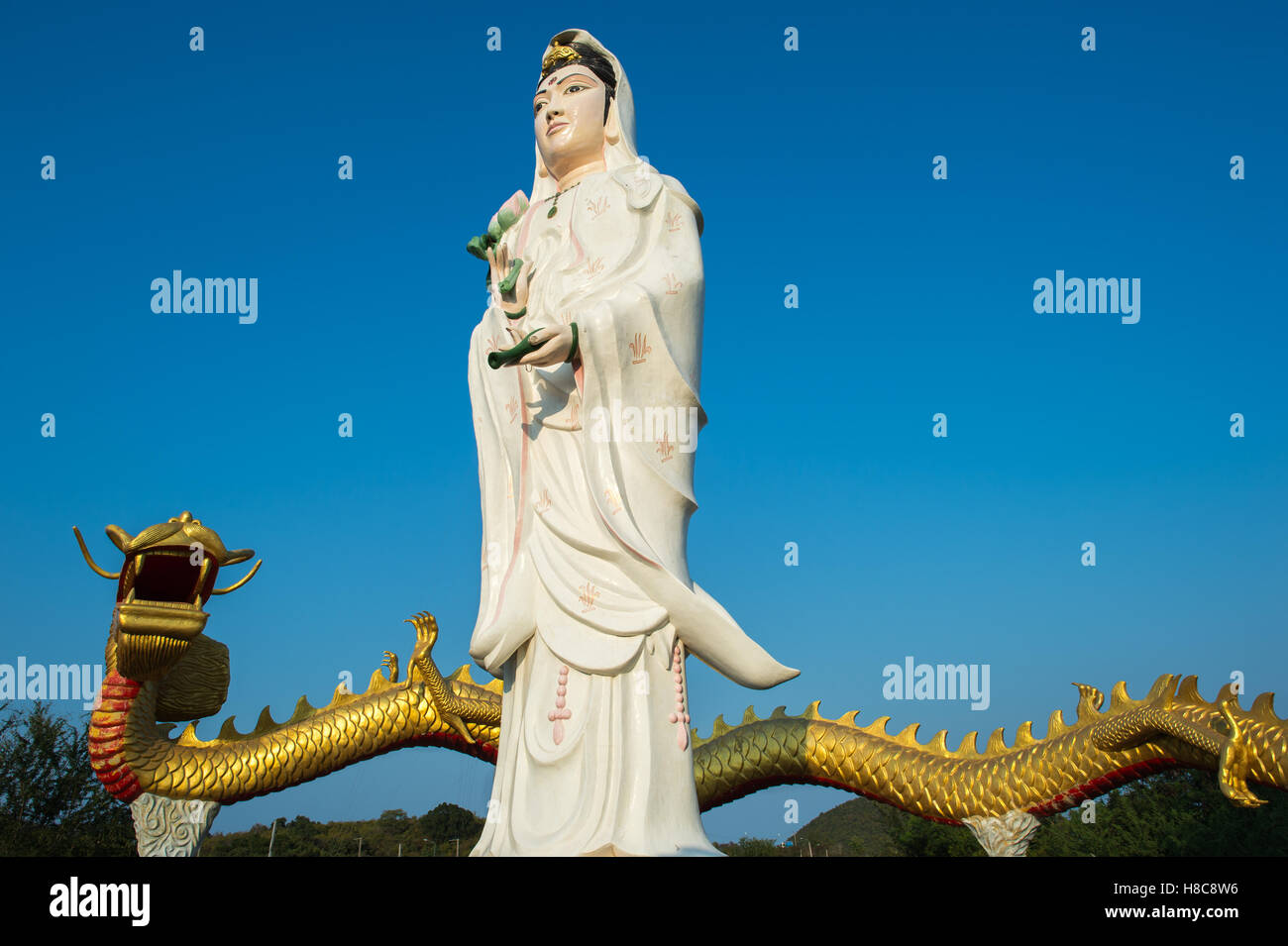 Statua del bodhisattva Guanyin dea della misericordia fuori Pranburi a sud di Hua Hin, Thailandia Foto Stock