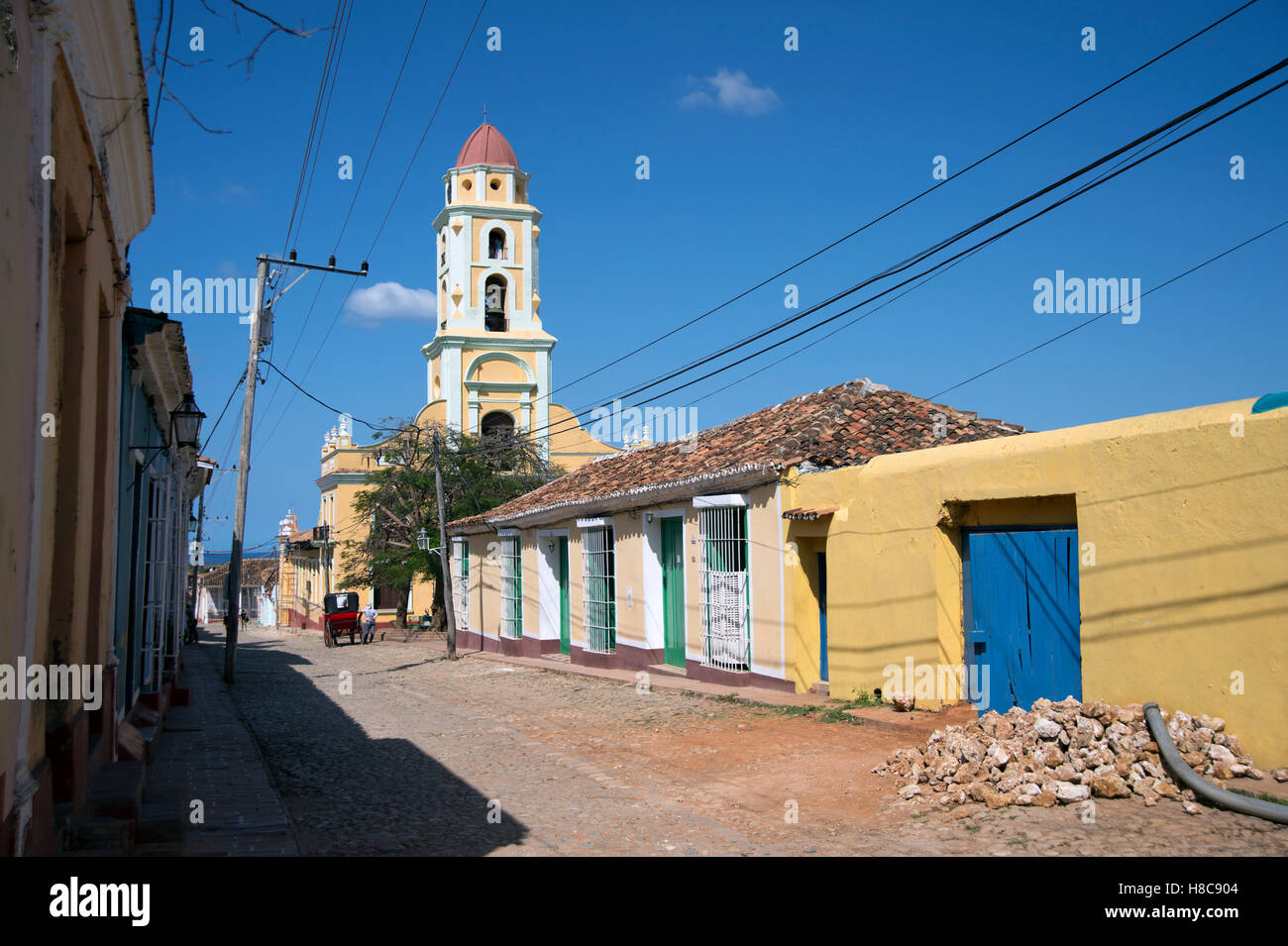 Il campanile di una chiesa nelle strade di Trinidad, Cuba Foto Stock