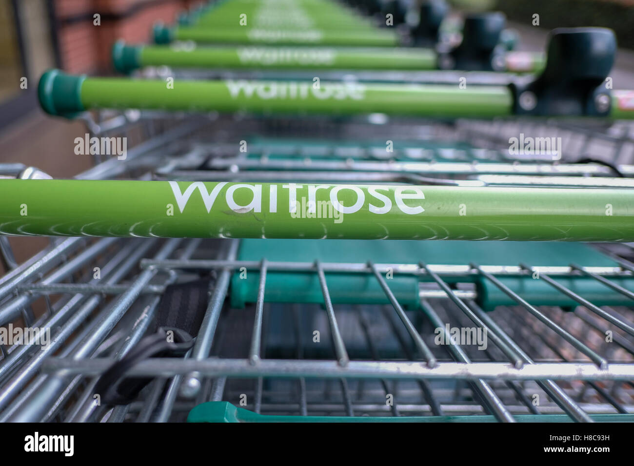 Righe di Waitrose carrelli per supermercati Foto Stock