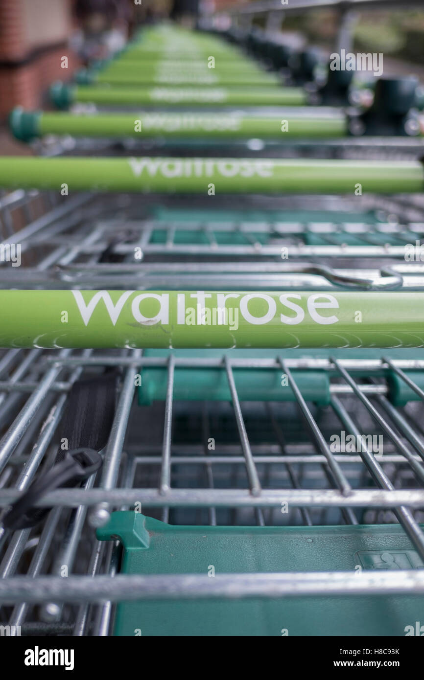 Righe di Waitrose carrelli per supermercati Foto Stock
