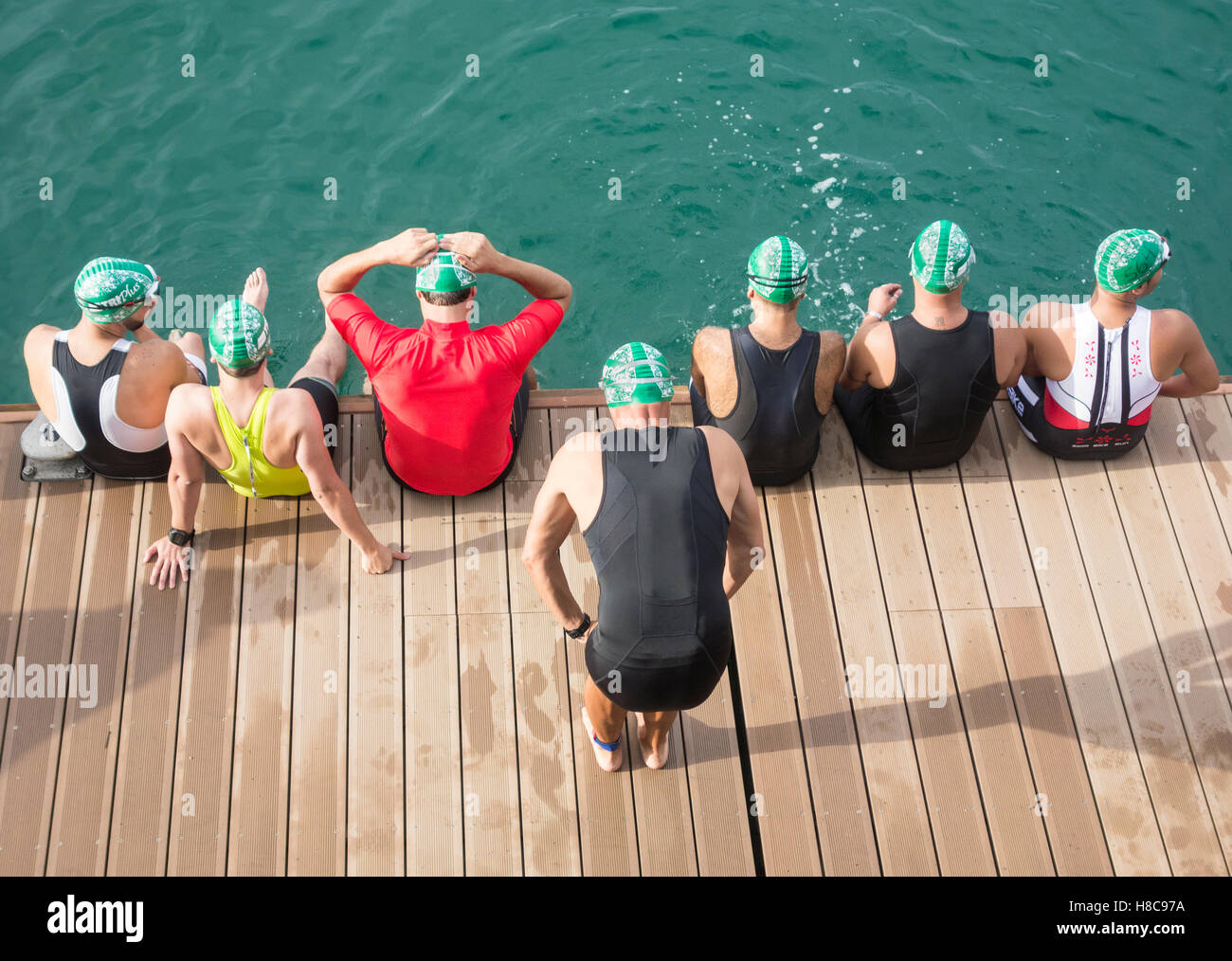 Inizio del bagno al Triathlon. Triatleti in mute all'inizio della gara Foto Stock