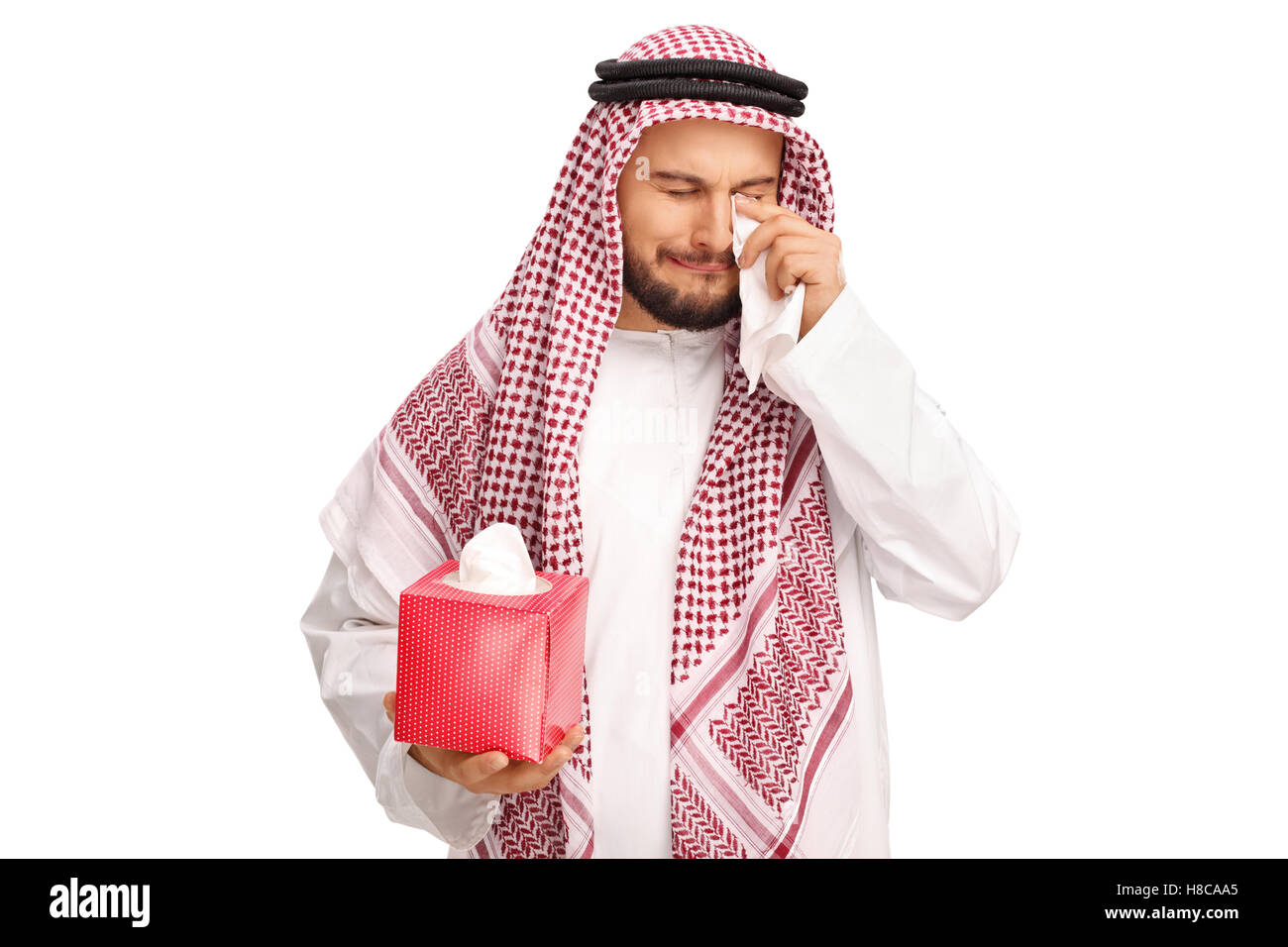 Sconvolto Arabian uomo grida e strofinando il suo pianto con tovaglioli isolati su sfondo bianco Foto Stock