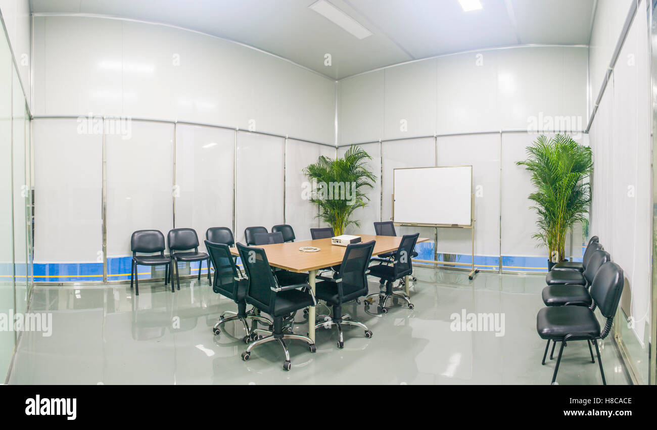 Sala riunioni, una pianta verde in esso. Foto Stock