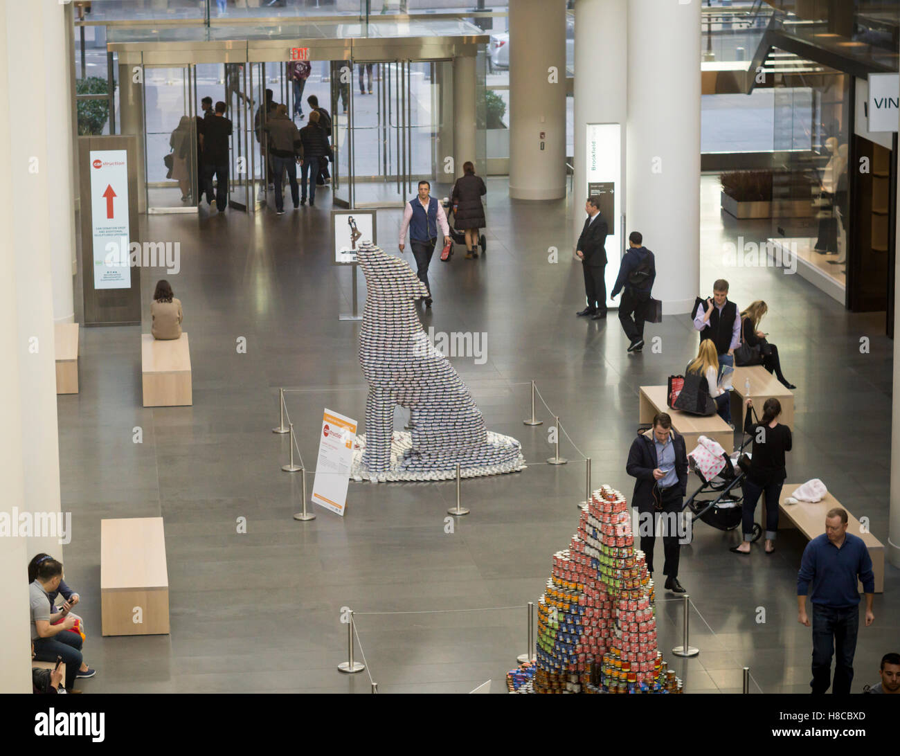 Affamato come il lupo di Leslie E. Robertson Associates nel ventiquattresimo Canstruction annuale concorso di Design di New York, visto il Venerdì, 4 novembre 2016, sul display nel posto di Brookfield. La scultura è fatta di 3253 lattine e alimenterà 2800 Newyorkesi. Studio di Architettura e progettazione che partecipano alla progettazione e costruzione di strutture gigante realizzato da lattine di cibo. Le lattine sono donati alla città il raccolto alla chiusura della mostra. Oltre 100.000 lattine di cibo sono stati raccolti e verranno utilizzate per alimentare i bisognosi a 500 nelle mense per i poveri e gli alimenti riposterie. (© Richard B. Levine) Foto Stock