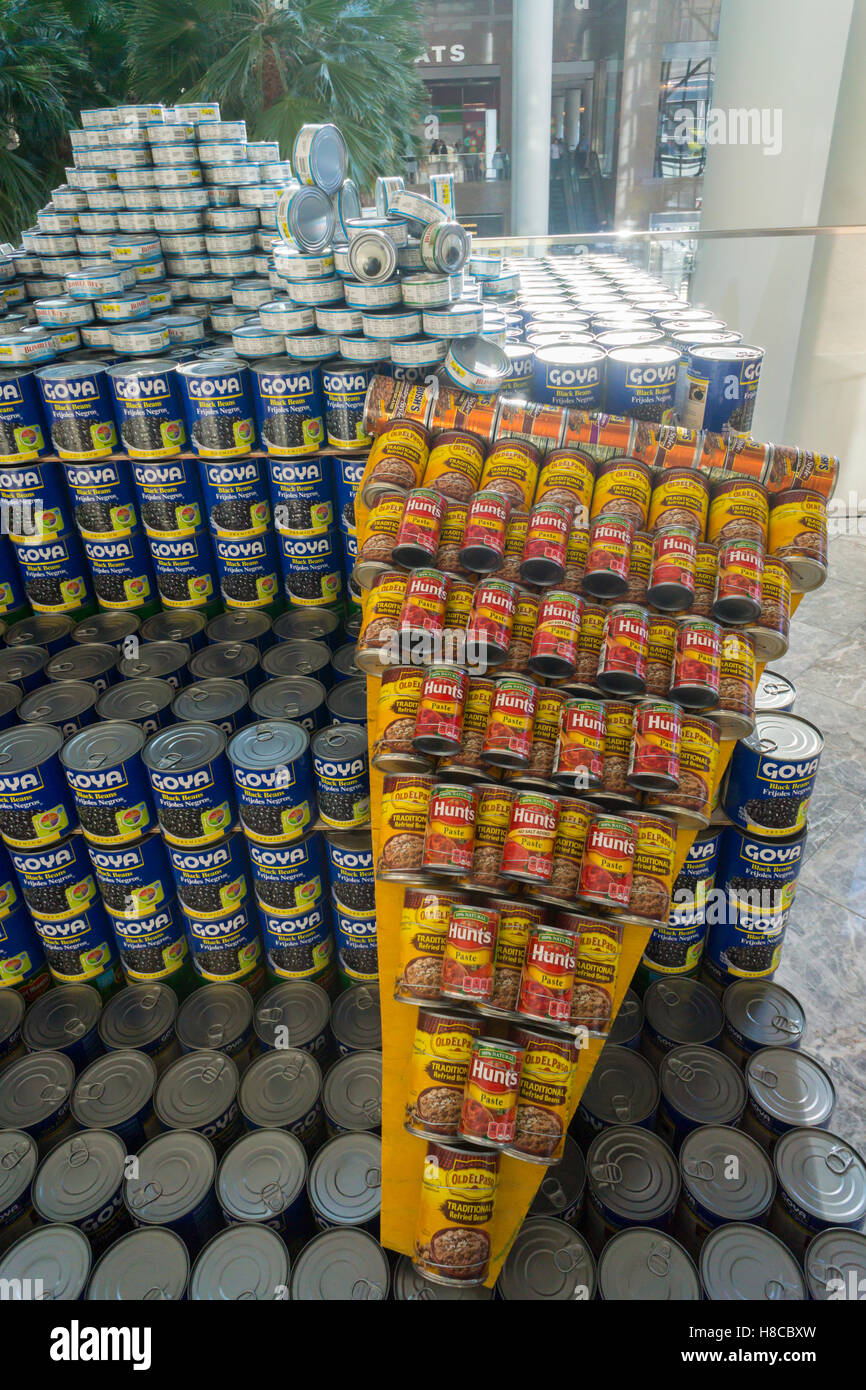 La famigerata pizza da ratto Langan nel ventiquattresimo Canstruction annuale concorso di Design di New York, visto il Venerdì, 4 novembre 2016, sul display nel posto di Brookfield. La scultura è fatta di 3313 lattine e alimenterà 3113 Newyorkesi. Studio di Architettura e progettazione che partecipano alla progettazione e costruzione di strutture gigante realizzato da lattine di cibo. Le lattine sono donati alla città il raccolto alla chiusura della mostra. Oltre 100.000 lattine di cibo sono stati raccolti e verranno utilizzate per alimentare i bisognosi a 500 nelle mense per i poveri e gli alimenti riposterie. (© Richard B. Levine) Foto Stock