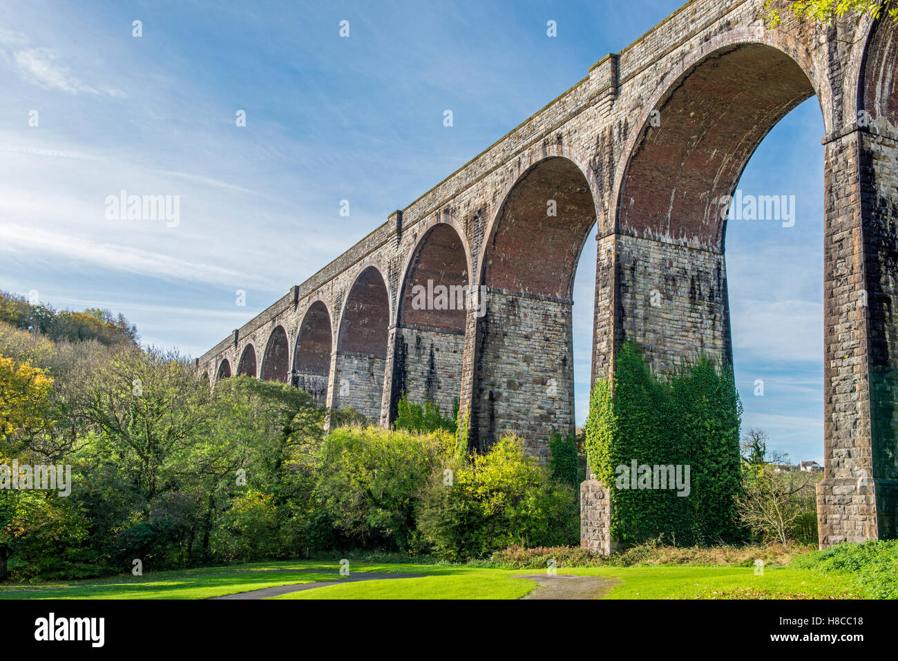 Porthkerry viadotto che porta la Vale of Glamorgan linea ferroviaria Porthkerry Park South Wales Foto Stock