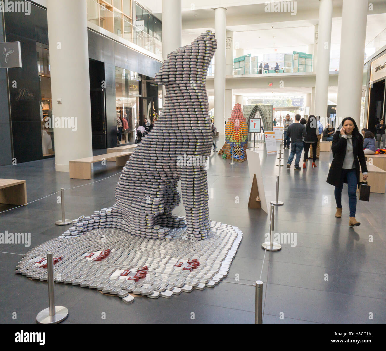 Affamato come il lupo di Leslie E. Robertson Associates nel ventiquattresimo Canstruction annuale concorso di Design di New York, visto il Venerdì, 4 novembre 2016, sul display nel posto di Brookfield. La scultura è fatta di 3253 lattine e alimenterà 2800 Newyorkesi. Studio di Architettura e progettazione che partecipano alla progettazione e costruzione di strutture gigante realizzato da lattine di cibo. Le lattine sono donati alla città il raccolto alla chiusura della mostra. Oltre 100.000 lattine di cibo sono stati raccolti e verranno utilizzate per alimentare i bisognosi a 500 nelle mense per i poveri e gli alimenti riposterie. (© Richard B. Levine) Foto Stock