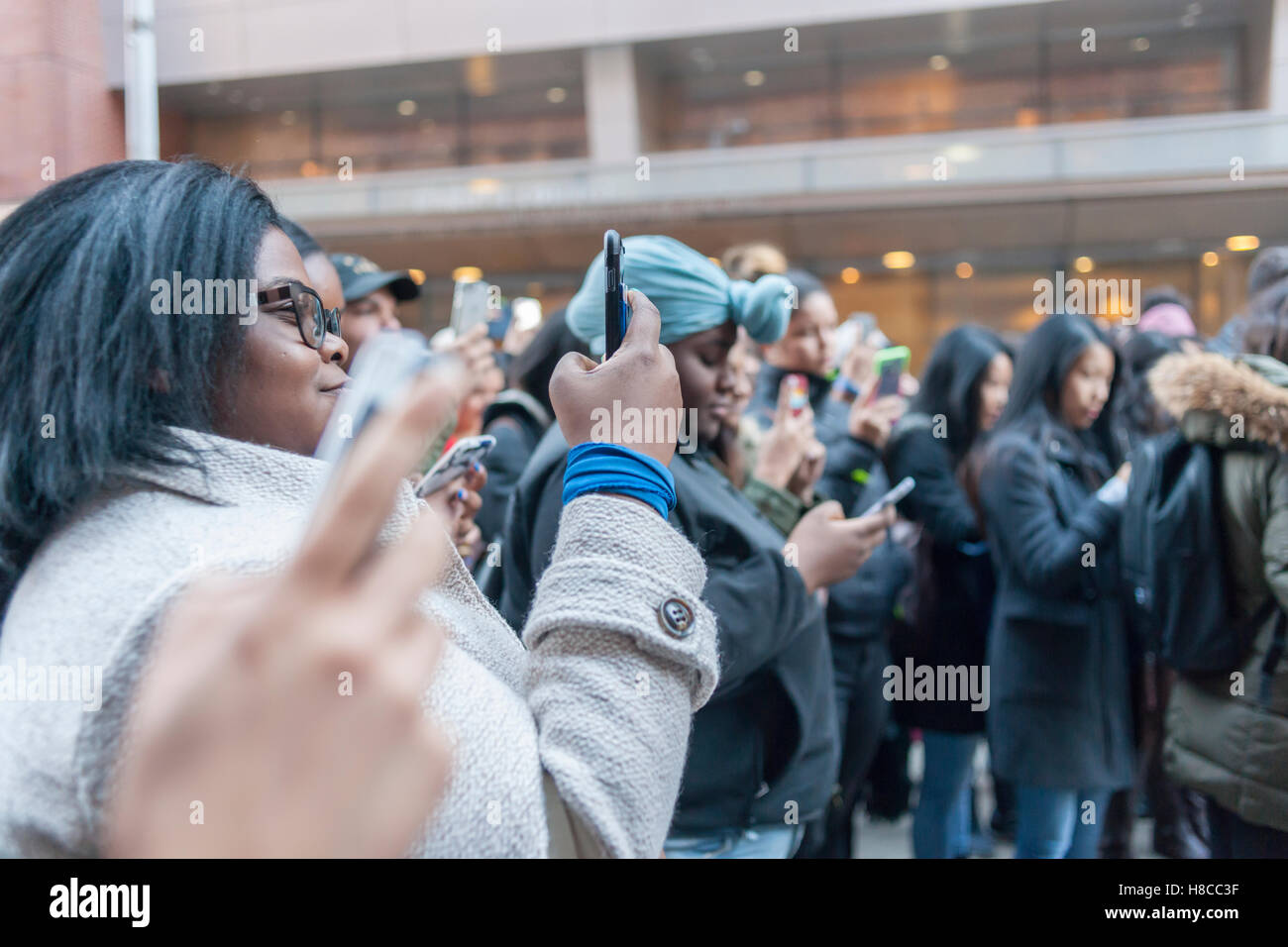 Gli studenti al Baruch College a ottenere il diritto di voto (GOTV) rally su del college campus in New York lunedì 7 novembre 2016. Domani è il giorno delle elezioni e gli organizzatori si stringono le truppe. (© Richard B. Levine) Foto Stock