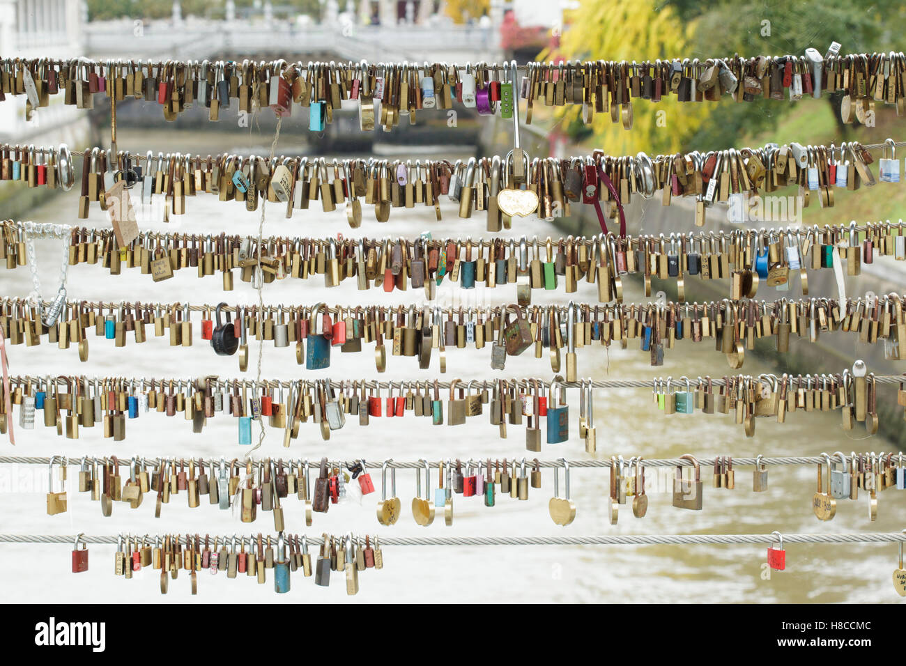 Molti lucchetti o 'amore blocca' e colori autunnali su 'macellerie " Ponte sopra il fiume Ljubljanica, Lubiana, Slovenia, Ottobre Foto Stock