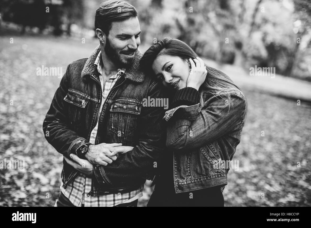 Giovani amare giovane avente una passeggiata nel parco di autunno Foto Stock