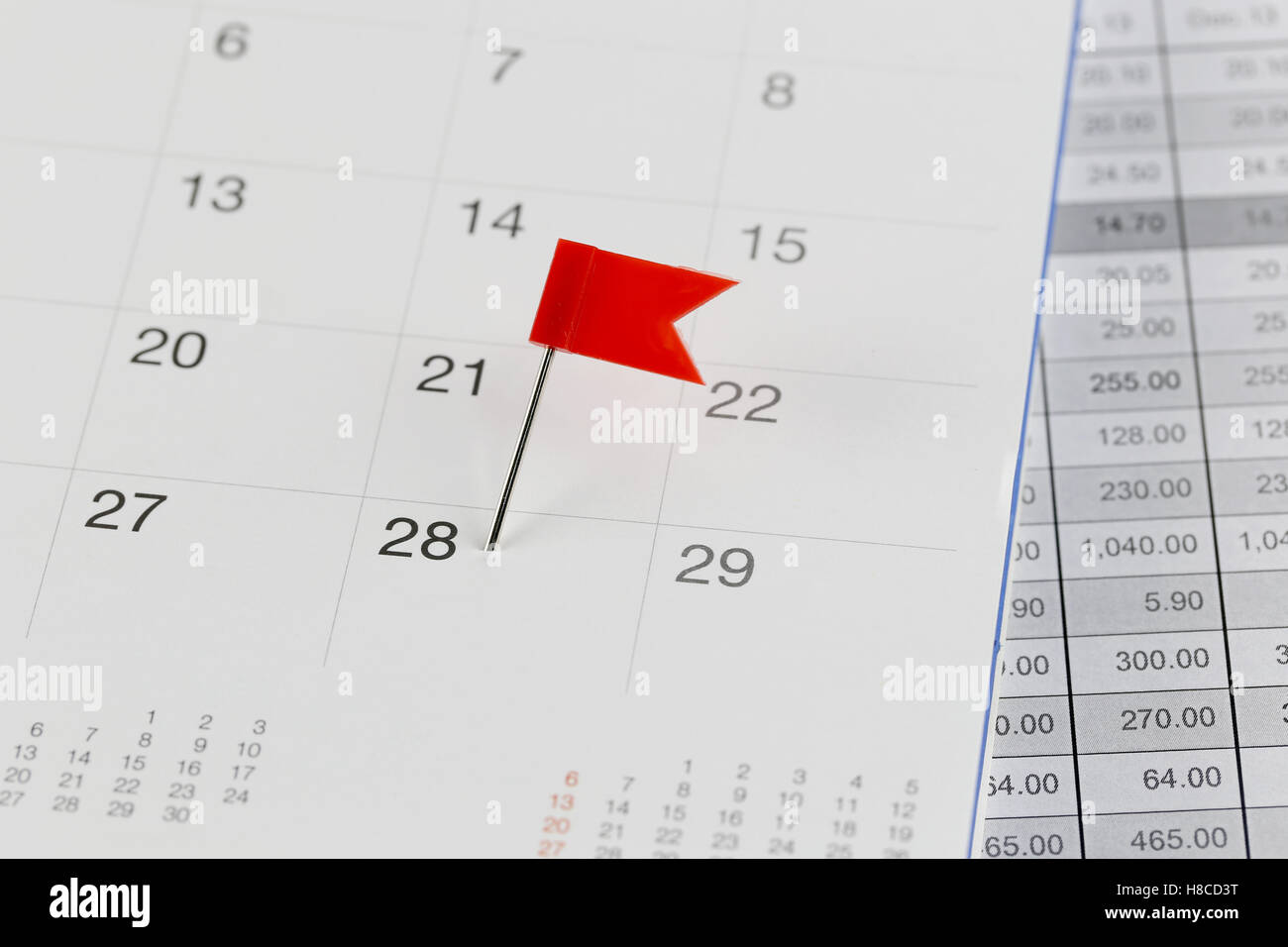 Perni di rosso per Wildcats sul calendario accanto al numero di ventotto nel concetto di business data e ora. Foto Stock