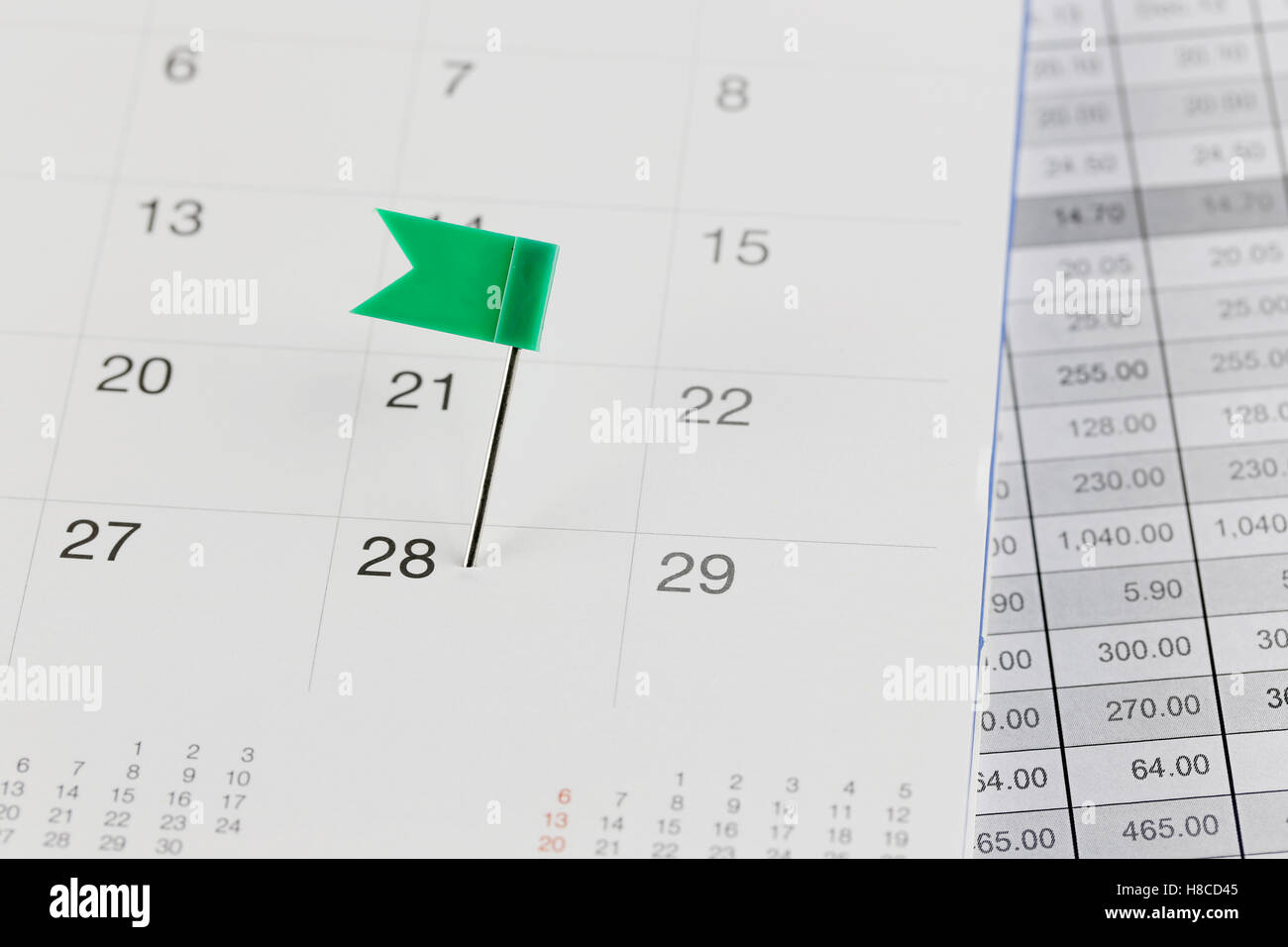 Perni di verde a Wildcats sul calendario accanto al numero di ventotto nel concetto di business data e ora. Foto Stock
