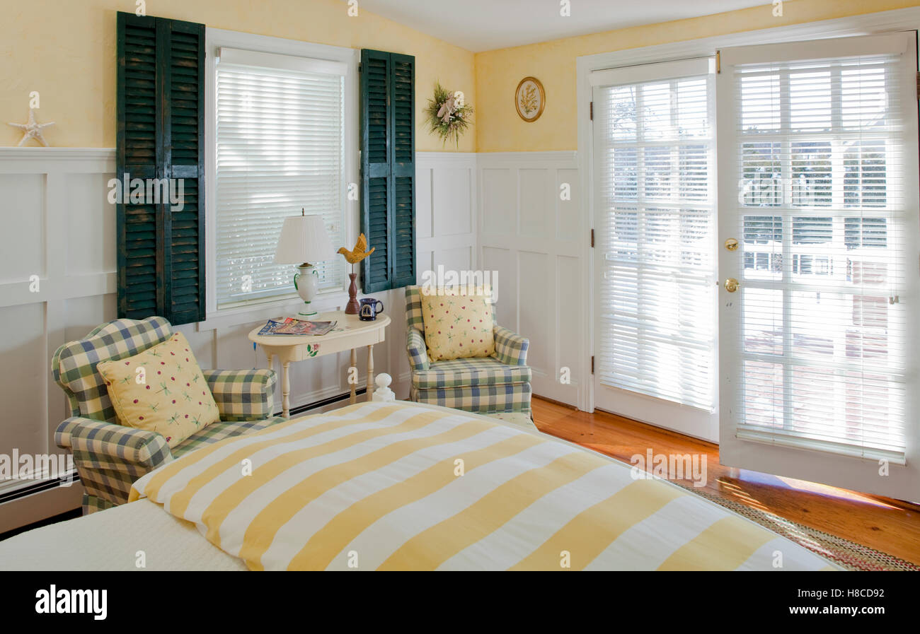 Camera da letto con porte Francesi, Capitano Jeffereds Inn, Kennebunkport, Maine. Foto Stock