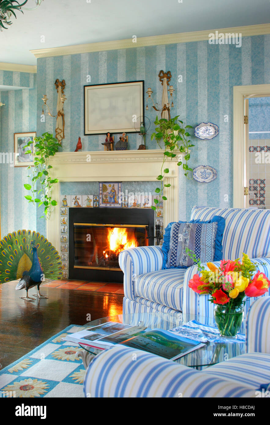 Camino con focolare aperto e poltrone a strisce blu in salotto, stile  provenzale, LÕAuberge Provencale Inn, Virginia, Stati Uniti d'America Foto  stock - Alamy