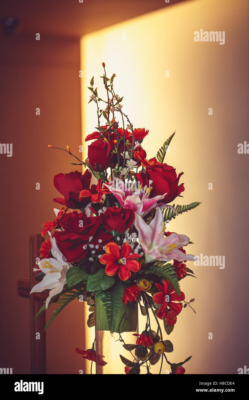 Plastica decorativa fiori in camera Foto Stock
