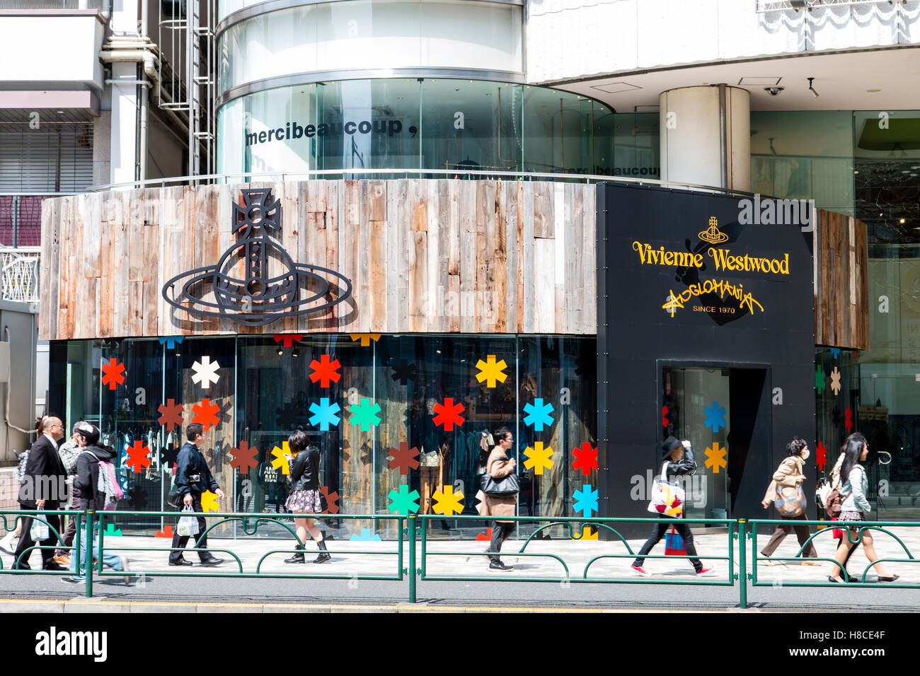 Giappone, Tokyo Harajuku. Vivienne Westwood Anglomania gamma store. Negozio con la gente camminare passato. Display il simbolo del fiocco di neve. Logo sopra l'entrata. Ore diurne. Foto Stock