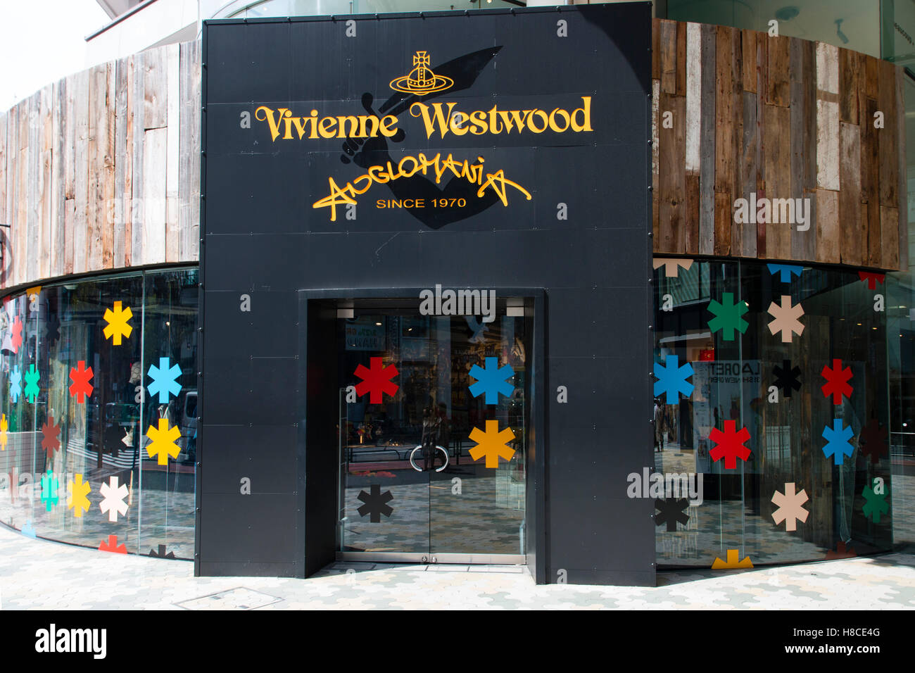 Giappone, Tokyo Harajuku. Vivienne Westwood Anglomania store. Entrata al negozio con il logo e il nome di cui sopra. La finestra di visualizzazione colorata di fiocchi di neve. Foto Stock