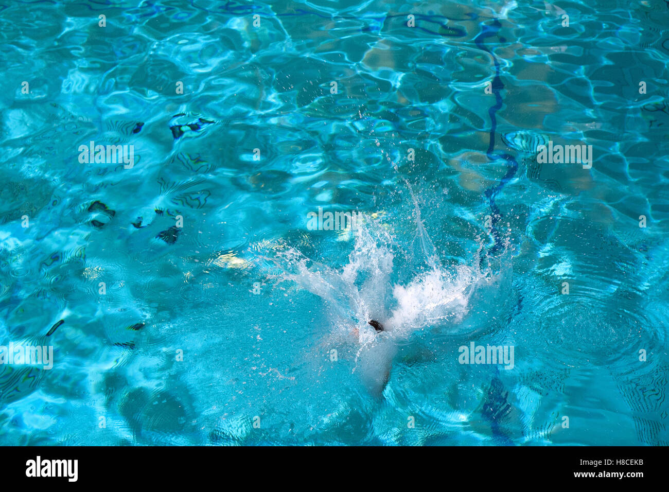 Diver entra in acqua in piscina Foto Stock