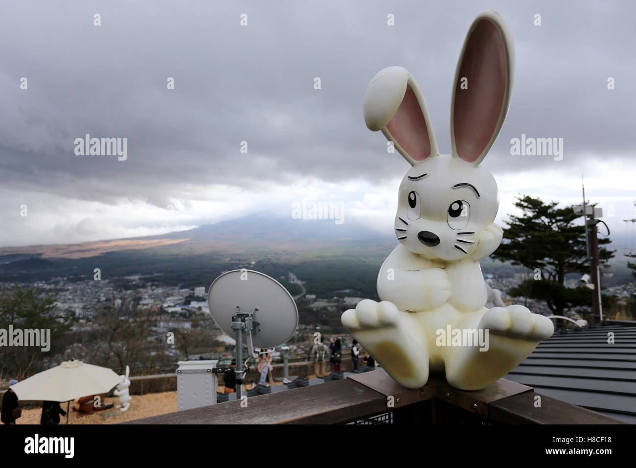 Statua di coniglio sulla montagna tenjo il punto di vista del Monte Fuji in cattive condizioni atmosferiche giorno Cloud coperchio pesante. Foto Stock