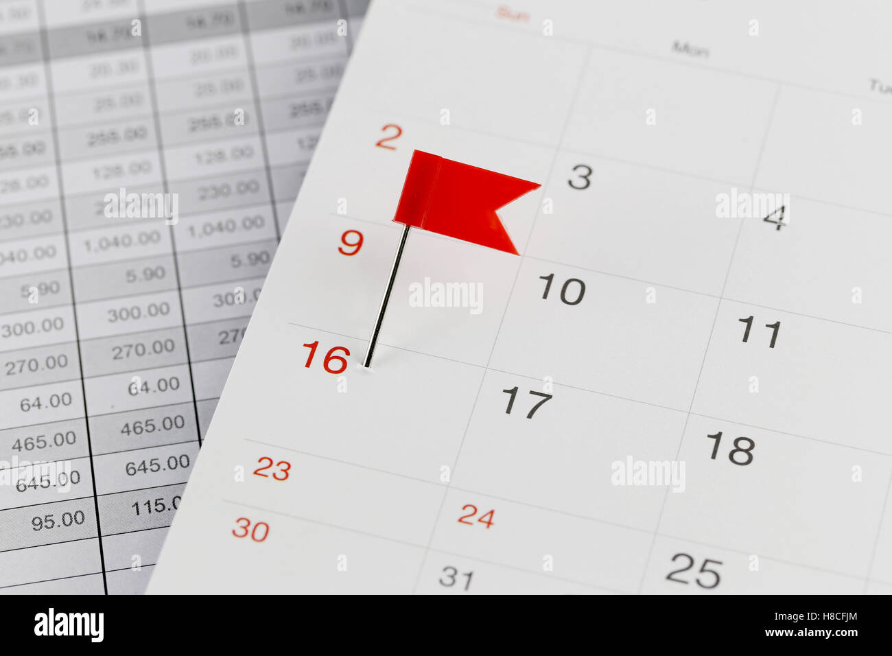 Perni di rosso per Wildcats sul calendario accanto al numero di sedici nel concetto di business data e ora. Foto Stock