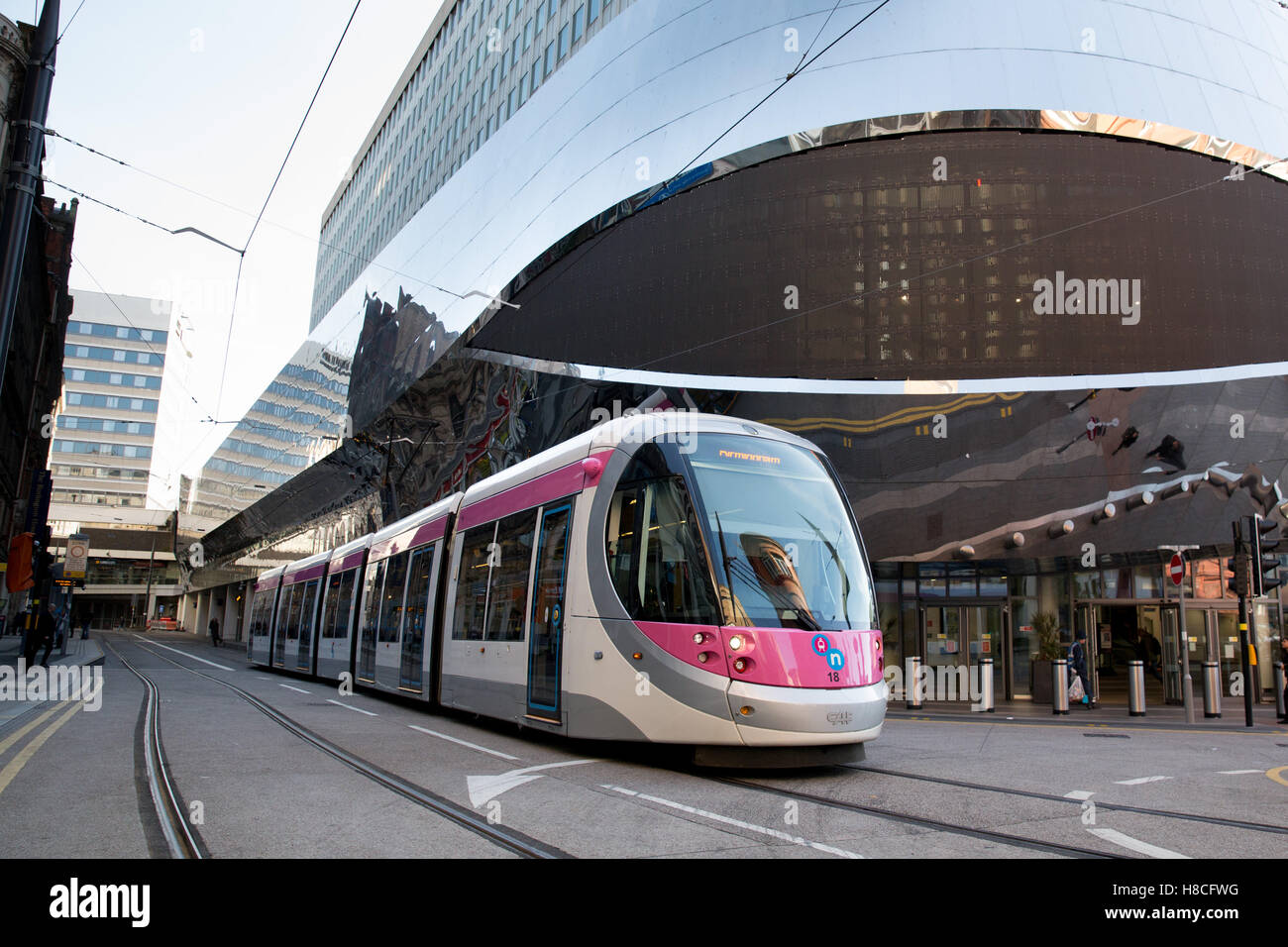 Il Birmingham Metro Tram viaggiano lungo Stephenson Street vicino alla Grand Central e dalla stazione di New Street di Birmingham. Foto Stock