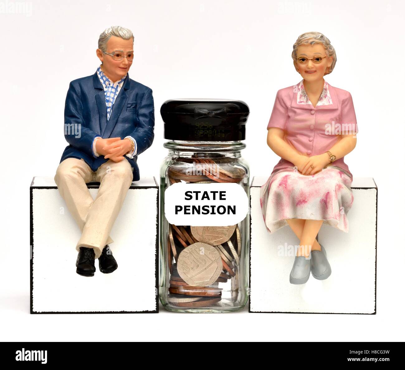 Due figurine di pensionati con una pensione statale jar. Foto Stock