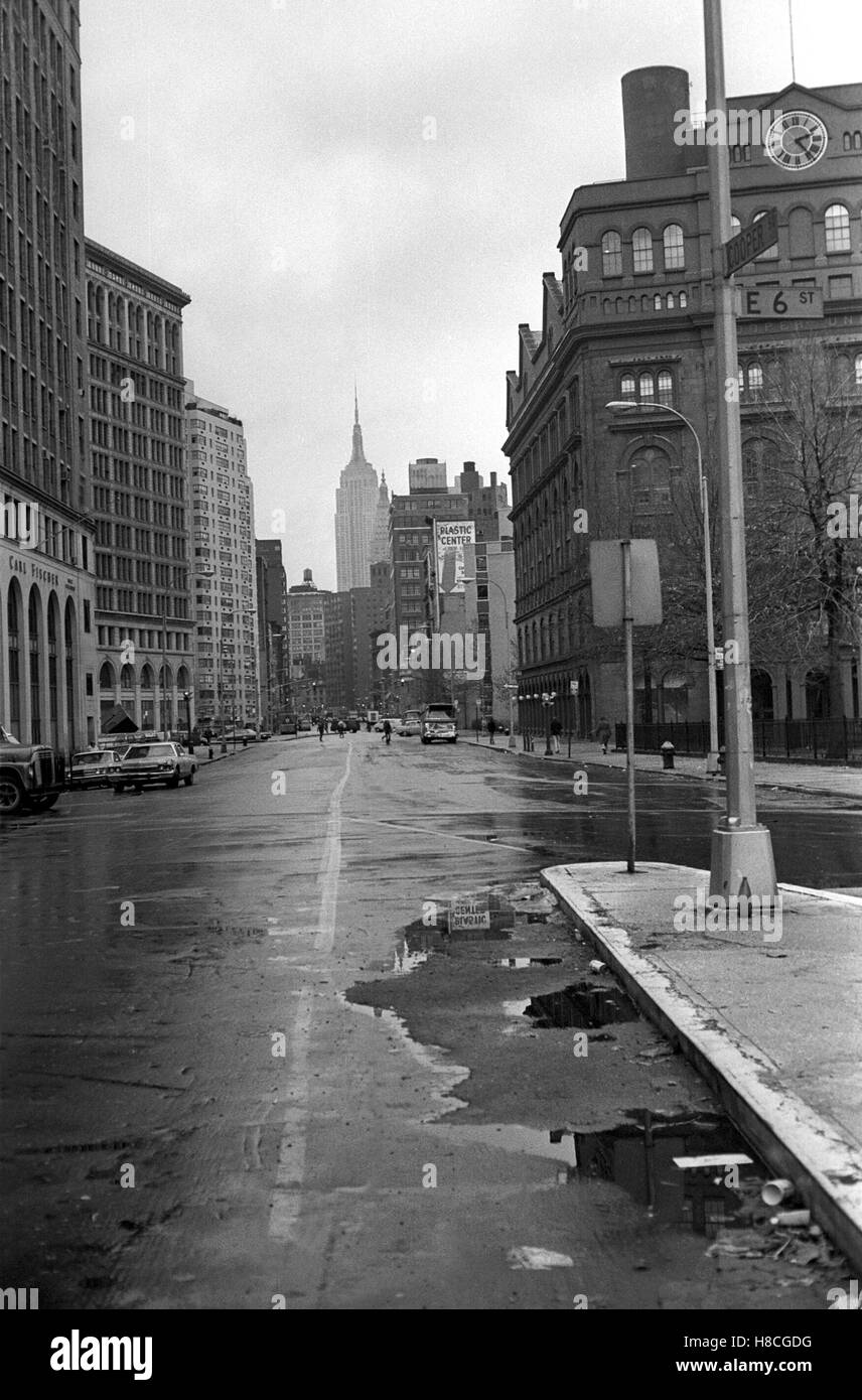 New York Street dopo la pioggia 1974 Foto Stock
