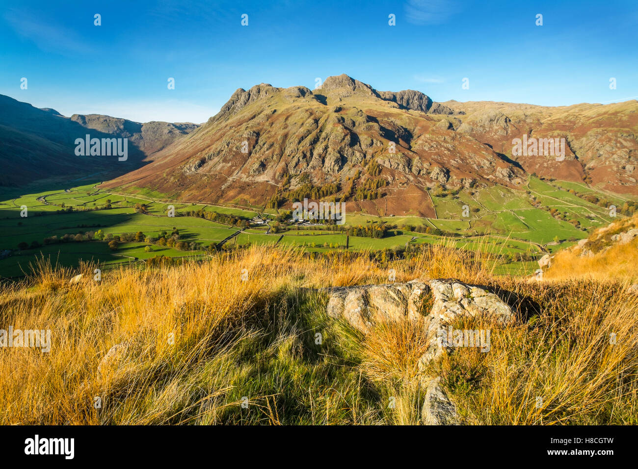 The Langdale Pikes visto dal lato luccio nel Parco Nazionale del Distretto dei Laghi Foto Stock