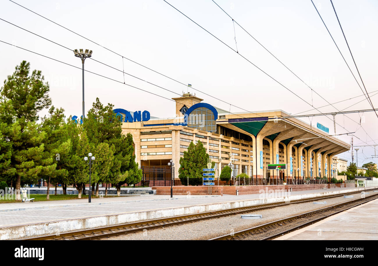 Vista di Samarcanda e stazione ferroviaria. La Tashkent - Samarcanda linea ad alta velocità è in grado per velocità fino a 250 km/h Foto Stock