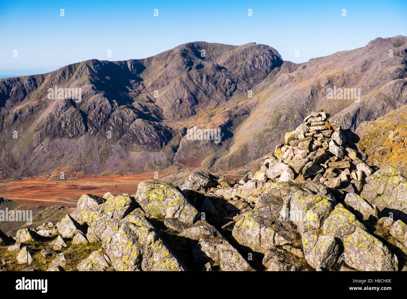 Lodore Falls nel Parco nazionale del Lake District visto da balze ondulata Foto Stock