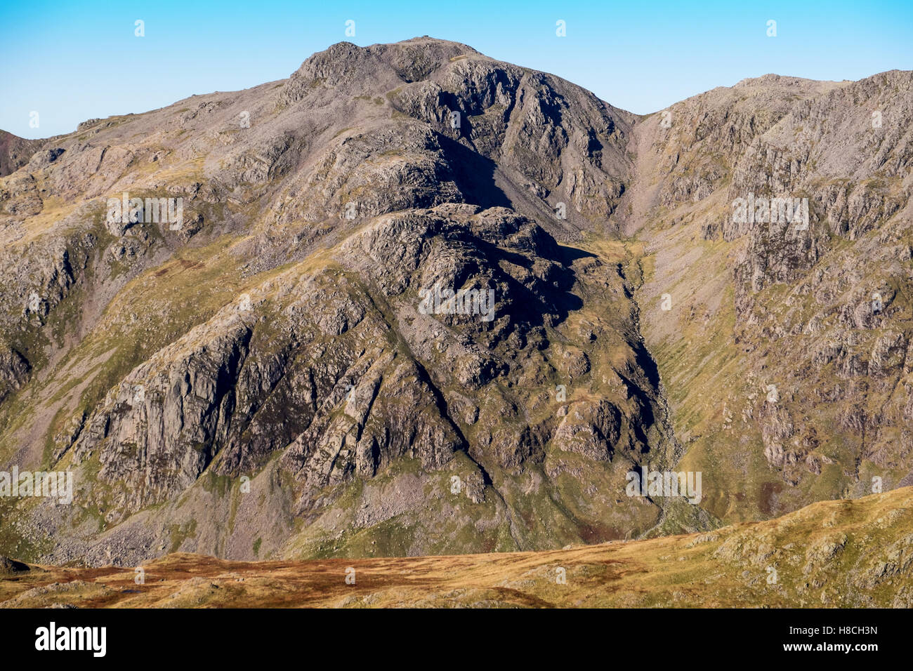 Scafell Pike nel Parco nazionale del Lake District visto da balze ondulata Foto Stock